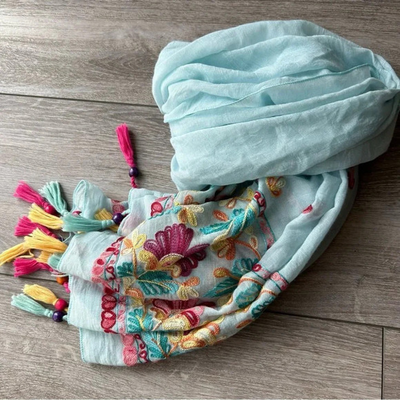 Floral Embroidered Lightweight Rectangle Scarf With Tassels - Picture 3 of 9